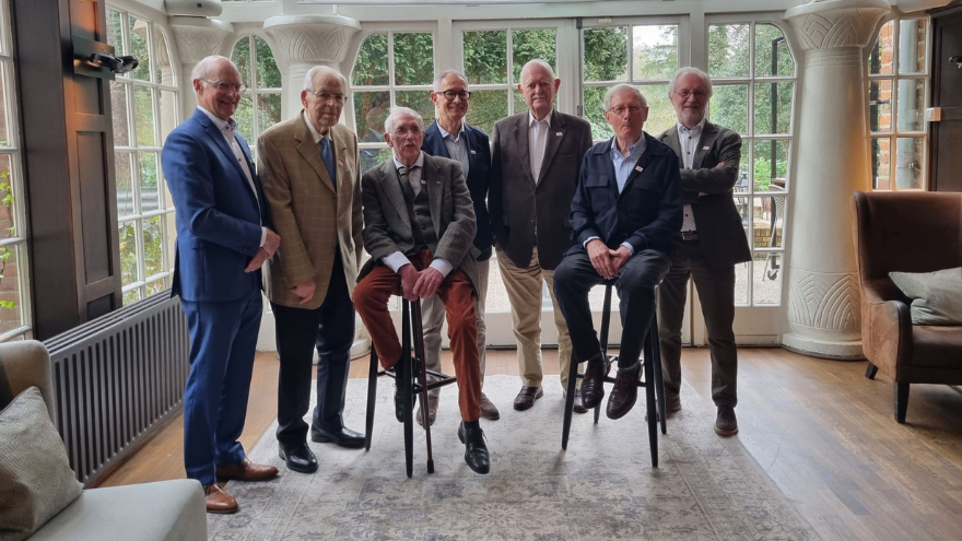 Nevi ereleden bijeen: kennis, verbinding en trots tijdens jaarlijkse lunch
